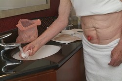 Navlhčite si niekoľko kusov mäkkej gázy/textílie vo vlažnej vode.