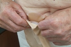 Skontrolujte prstami spojenie po celom obvode a uistite sa, že je vrecko bezpečne pripevnené k podložke.