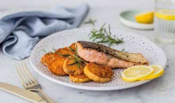 Ryba na rasci s bylinkami a pečenými batátmi 