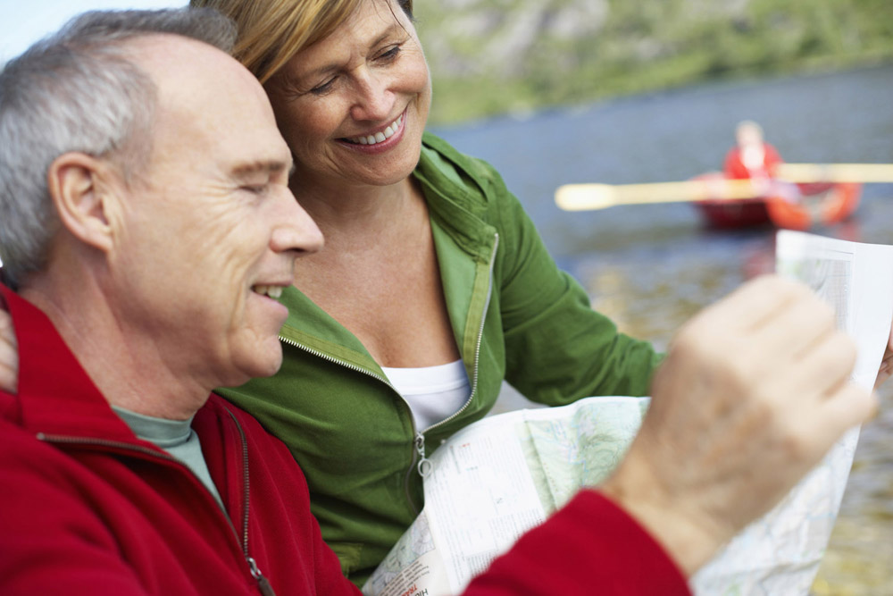 Manželia plánujú na mape trasu výletu