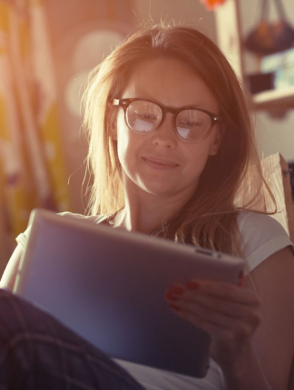 Žena študuje na tablete výmenu pomôcky