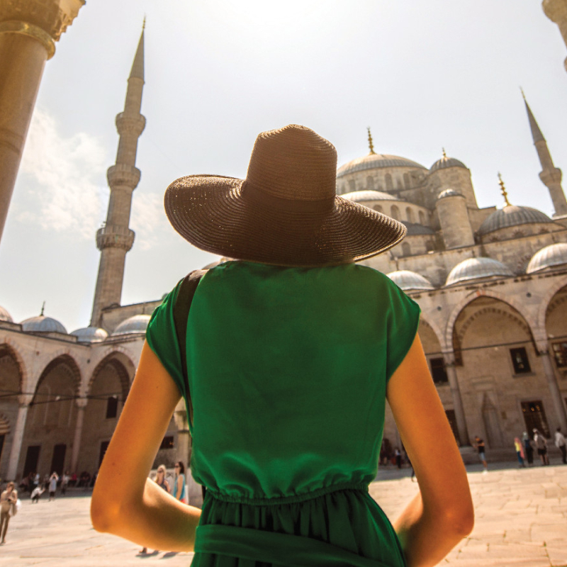 Žena v klobúku, ktorá navštevuje pamiatky