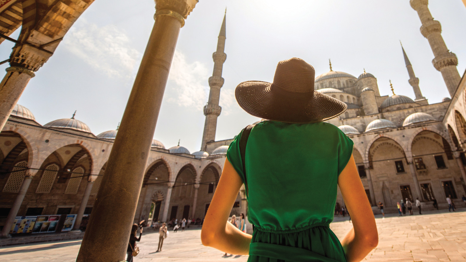 Žena v klobúku, ktorá navštevuje pamiatky