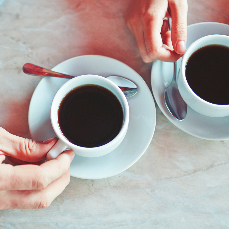Dve šálky kávy na stole