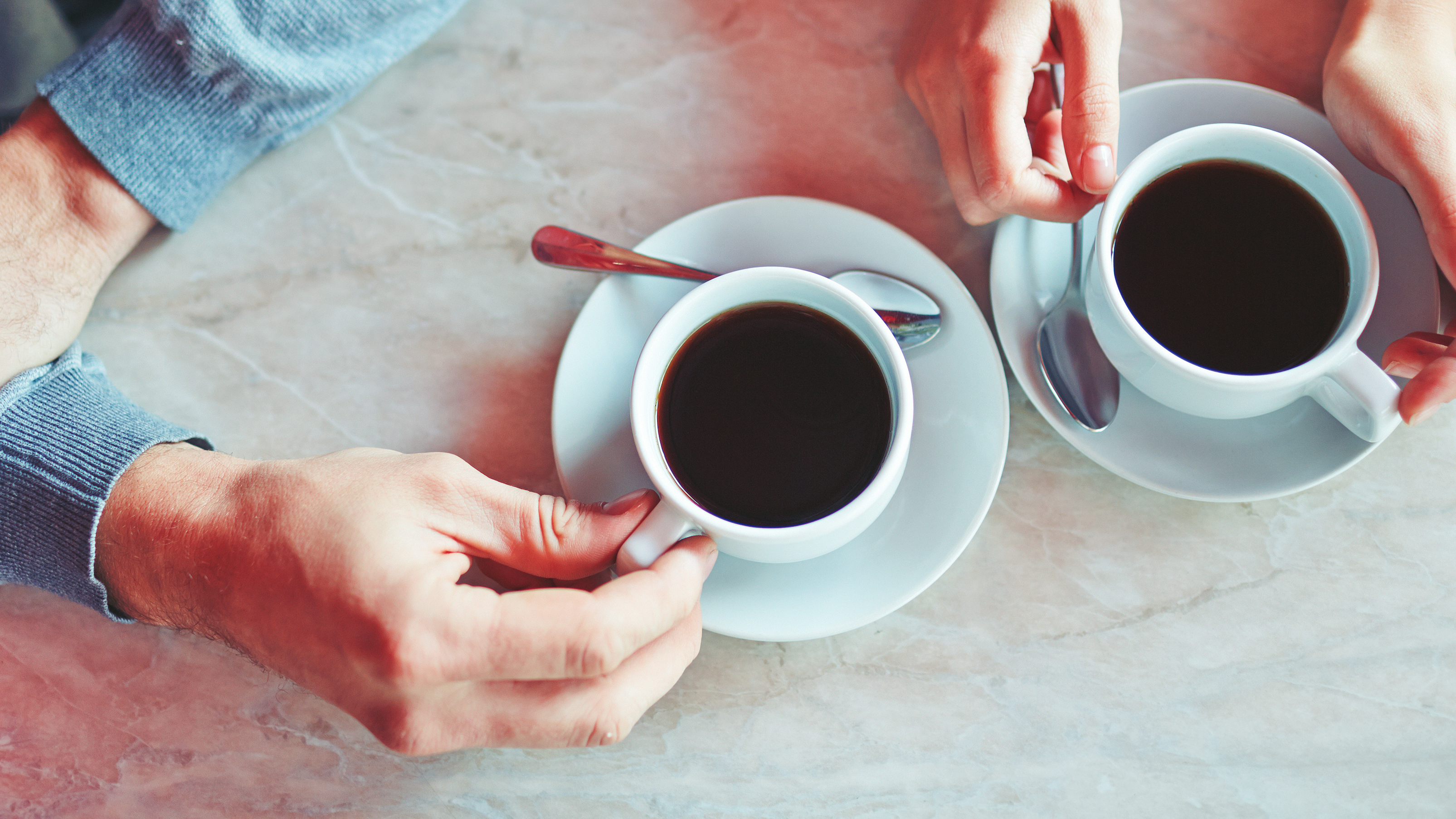 Dve šálky kávy na stole