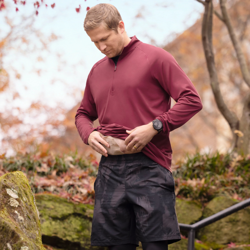 Muž, ktorý kontroluje stomický sáčok po športovom výkone