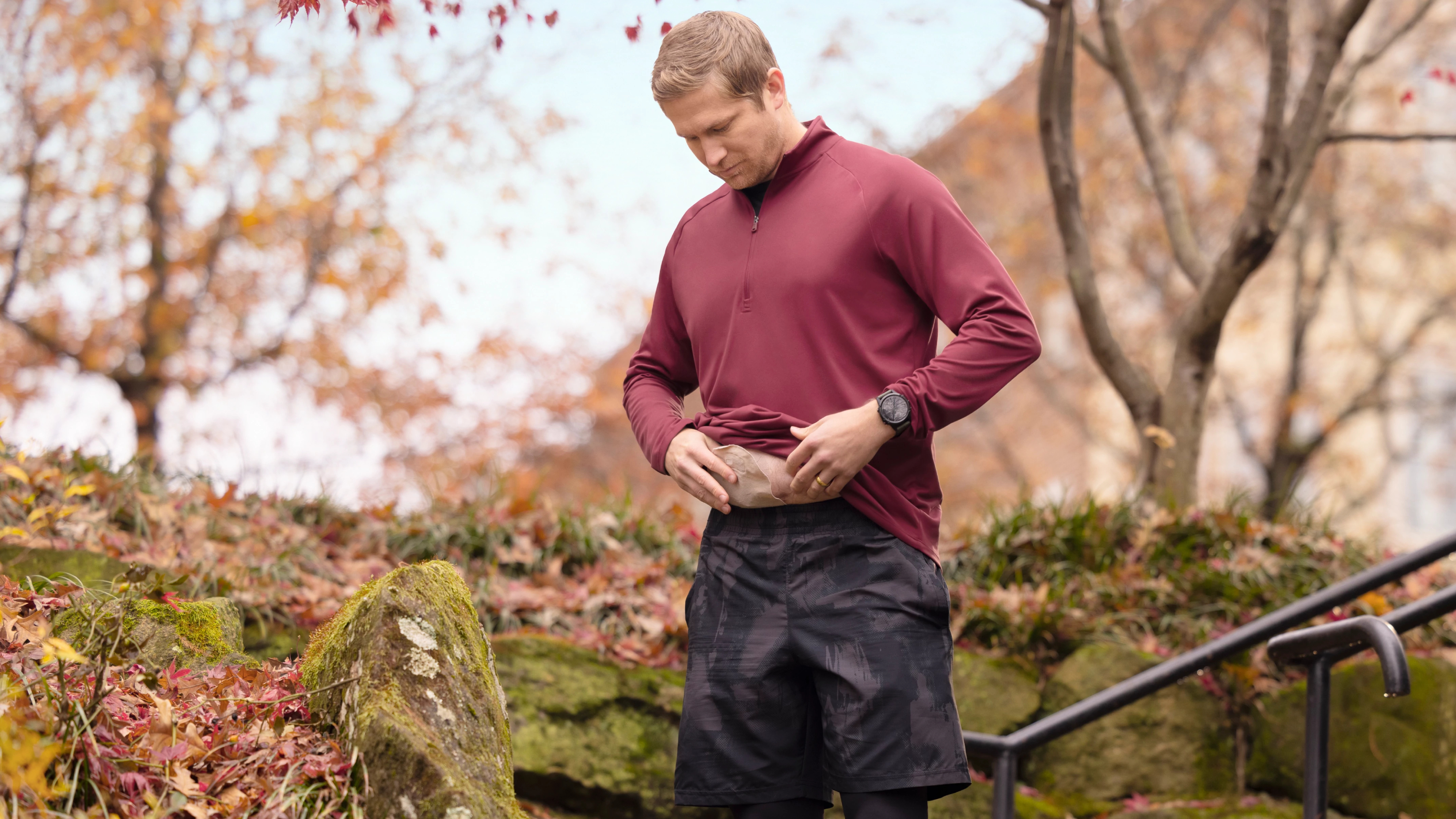Muž, ktorý kontroluje stomický sáčok po športovom výkone