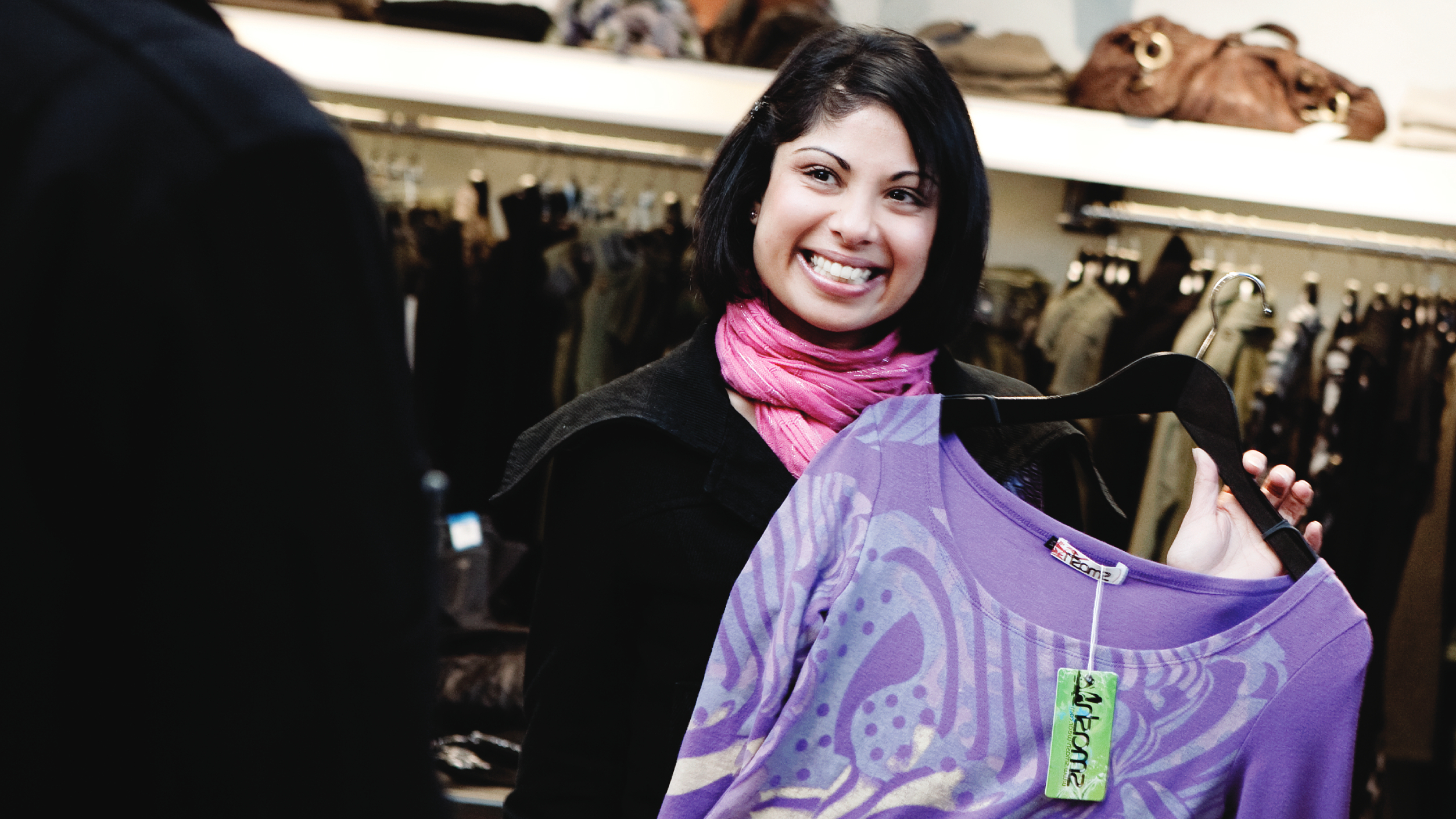 Žena vyberajúca oblečenie v obchode