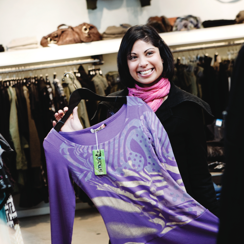 Žena vyberajúca oblečenie v obchode