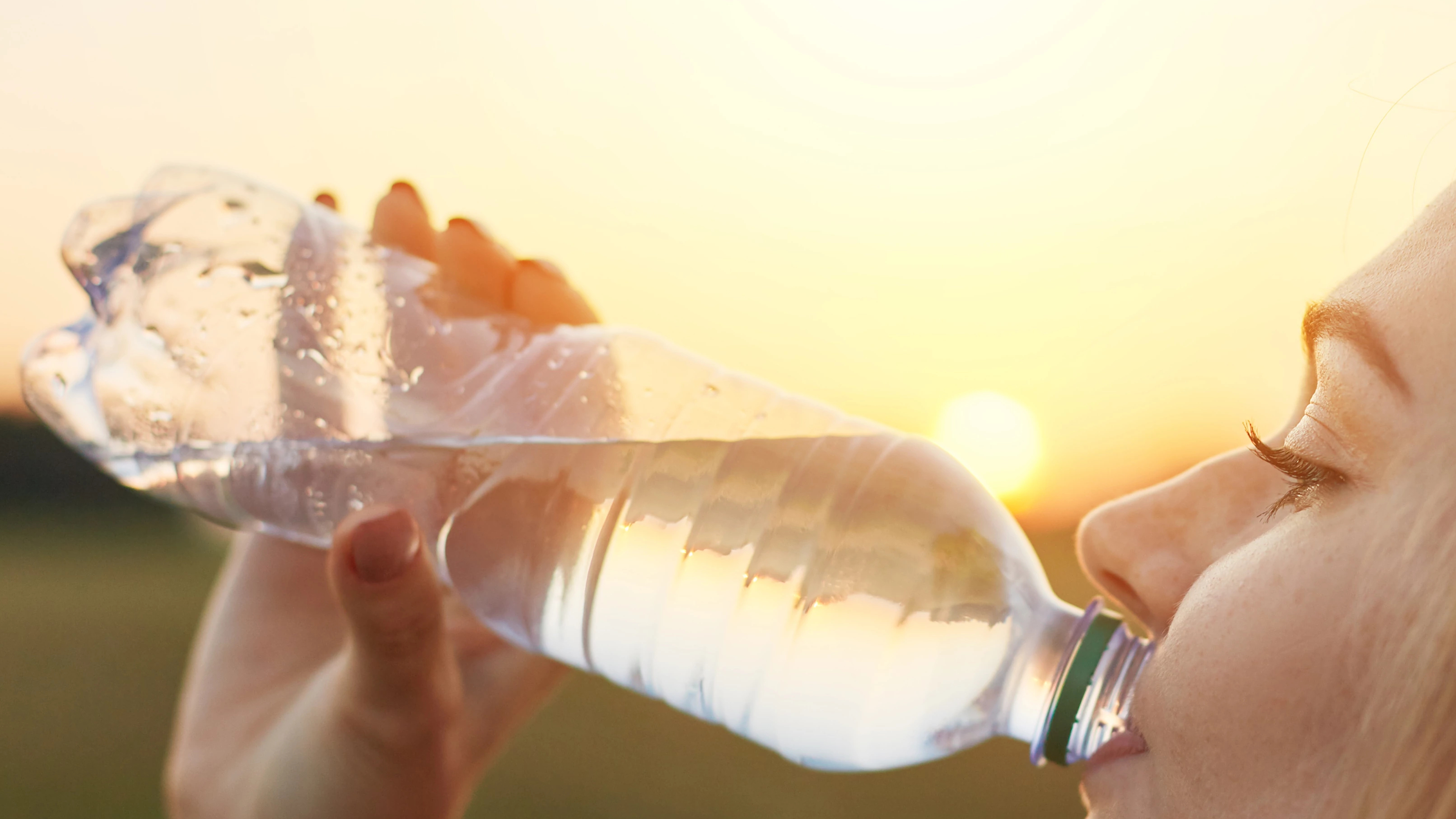 Mladá žena pijúca vodu z plastovej fľaše