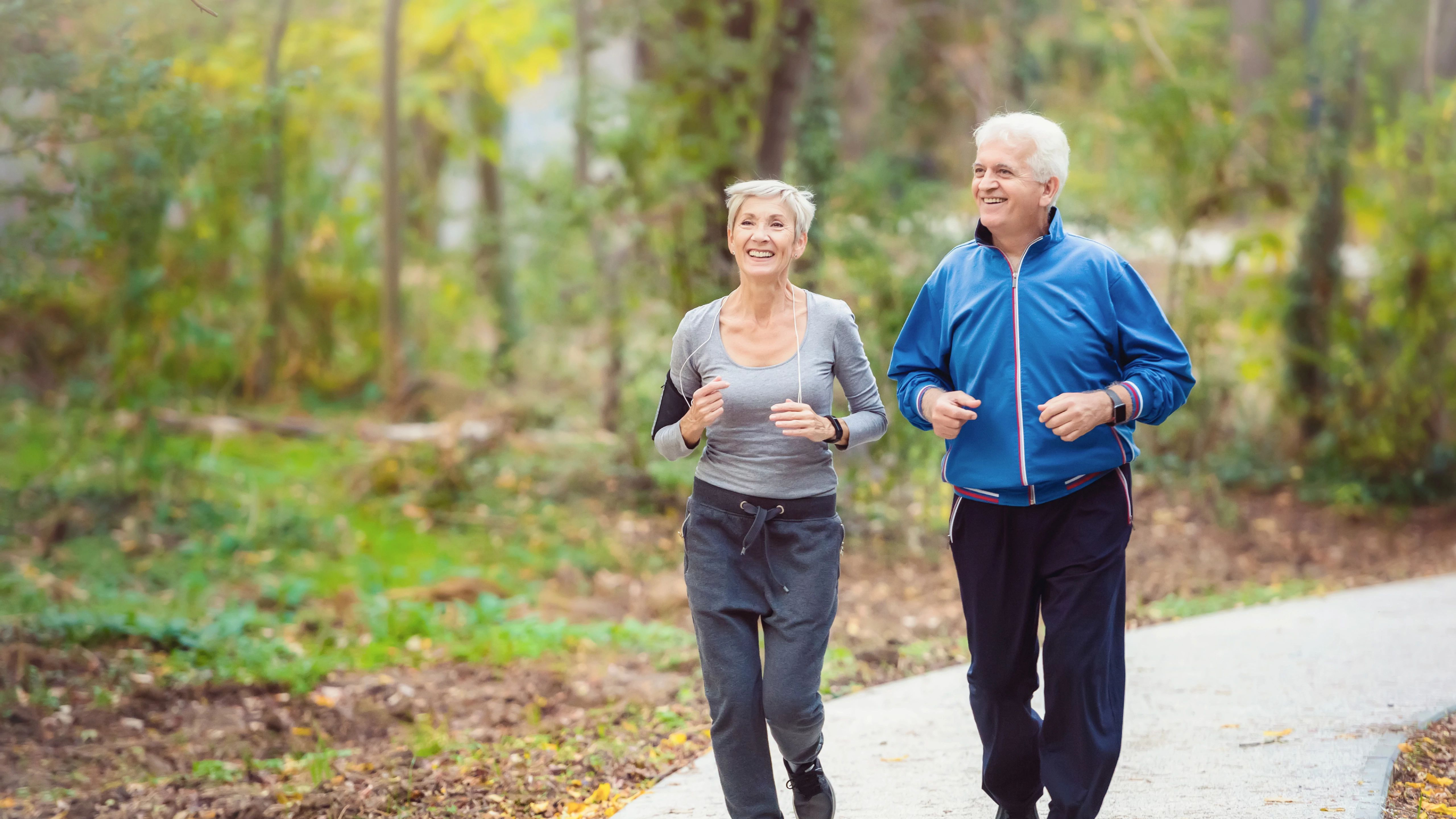 Manželský pár, ktorý beží v parku