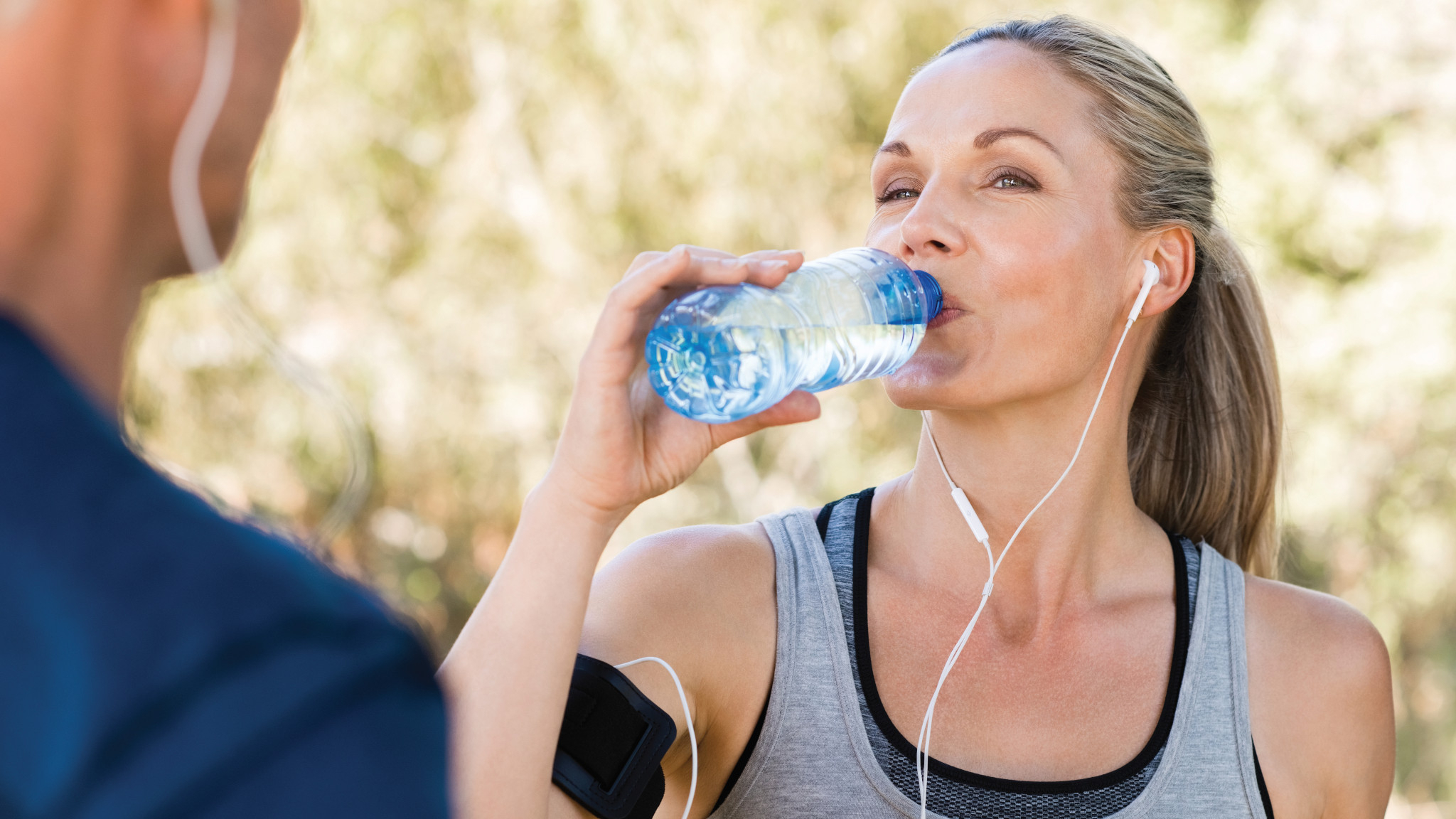 Žena pijící vodu z lahve