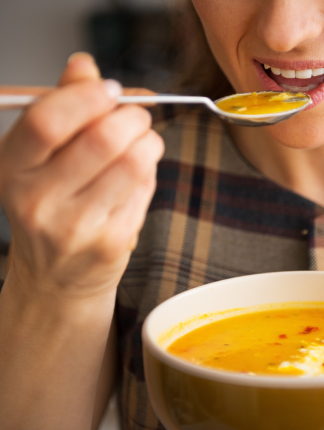 Žena jej lyžicou polievku