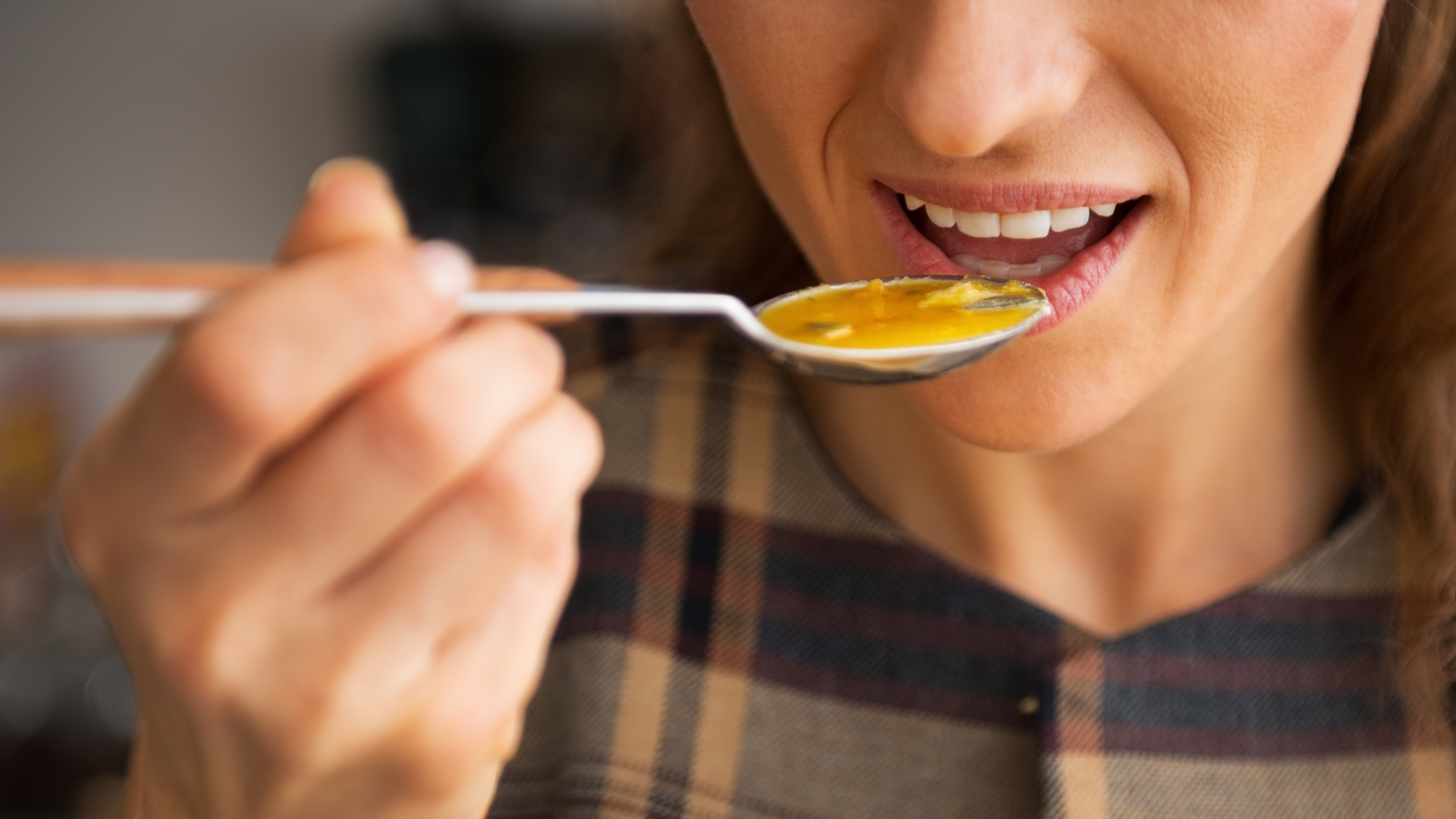 Žena jej lyžicou polievku